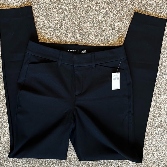 Old Navy Pants - NWT Old Navy High Rise Pixie size 4 black pants.